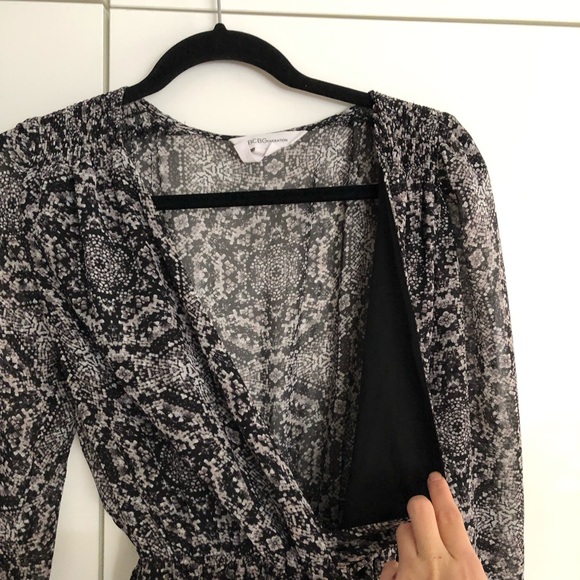 BCBG Black grey print long sleeve romper - Picture 3 of 5